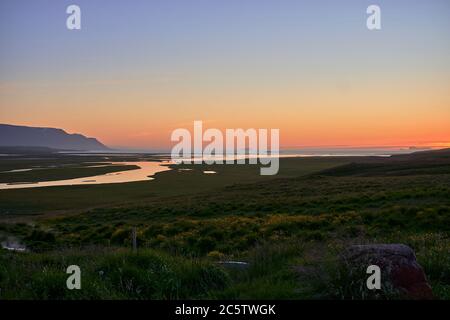 Mitternachtsuntergang in Skagafjordur im Norden Islands Stockfoto