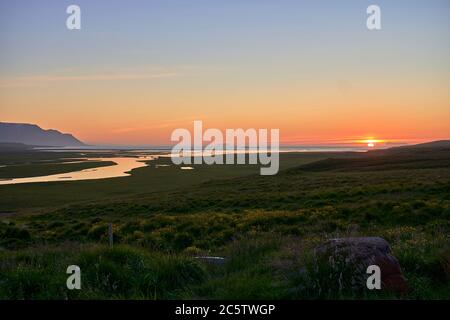 Mitternachtsuntergang in Skagafjordur im Norden Islands Stockfoto