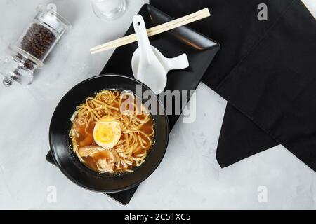 Nudeln Schüssel Ramen mit Huhn und Ei, japanische Küche. Chinesisches Essen. Thailändische Küche. asiatische Fast Food Stockfoto
