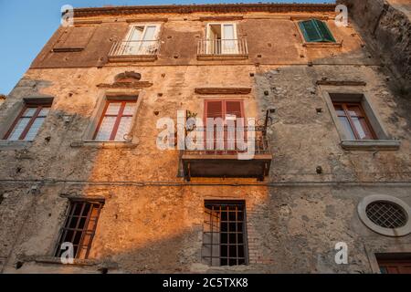 Fassade in Tropea, ein beliebtes Reiseziel in Kalabrien an der Südwestküste Italiens. Stockfoto