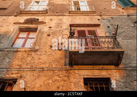 Fassade in Tropea, ein beliebtes Reiseziel in Kalabrien an der Südwestküste Italiens. Stockfoto