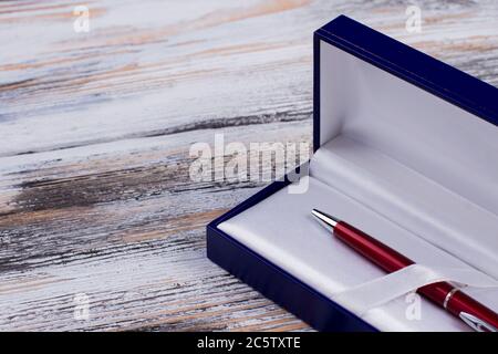 Closeup Metall rot Stift in einer Geschenkbox. Stockfoto