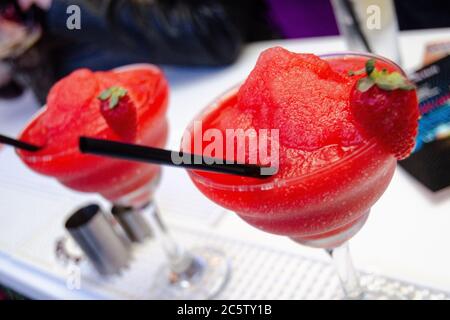 Zwei Erdbeerdaiquiri auf dem Bartisch Stockfoto