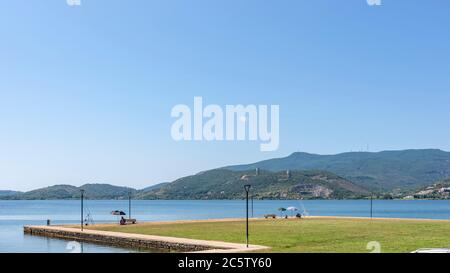 Schöner Panoramablick auf die Lagune von Orbetello, Grosseto, Italien, an einem sonnigen Tag Stockfoto