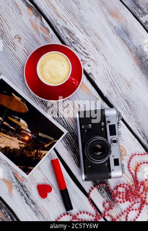 Flach lagertes Hipster weibliche Accessoires auf weißem Holz. Stockfoto