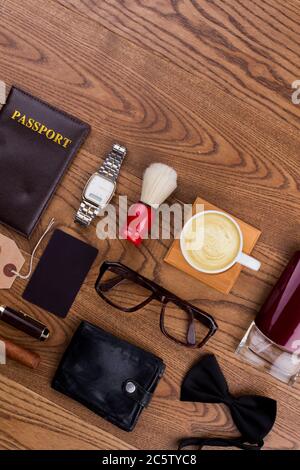 Gegenstände eines reichen Mannes auf braunem Holz. Stockfoto