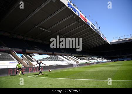 Jonjo Shelvey von Newcastle United nimmt während des Premier League-Spiels im St James' Park in Newcastle eine Kurve. Stockfoto