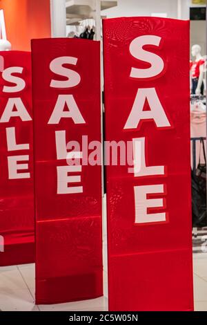 Großes rotes Banner zum Verkauf in einem Einkaufszentrum. Stockfoto