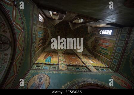 Peterhof, St. Petersburg, Russland. Innenraum der Kathedrale der Heiligen Peter und Paul. Russische orthodoxe Kirche Stockfoto