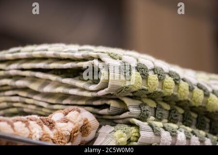 Verkauf von weichen Badetüchern im Laden. Stapel von Spa-Accessoires. Stockfoto