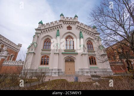 Peterhof, St. Petersburg, Russland. Die großen kaiserlichen Ställe. Teil des Parks von Alexandria, der von Peter dem Großen in Auftrag gegeben wurde. Stockfoto