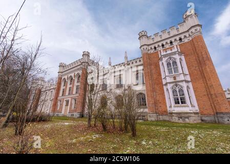 Peterhof, St. Petersburg, Russland. Die großen kaiserlichen Ställe. Teil des Parks von Alexandria, der von Peter dem Großen in Auftrag gegeben wurde. Stockfoto