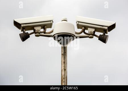 Straßenkameras zur Überwachung vor einem Gebäude. Stockfoto