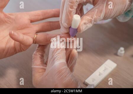 COVID-19 SEROLOGISCHE TESTS Stockfoto