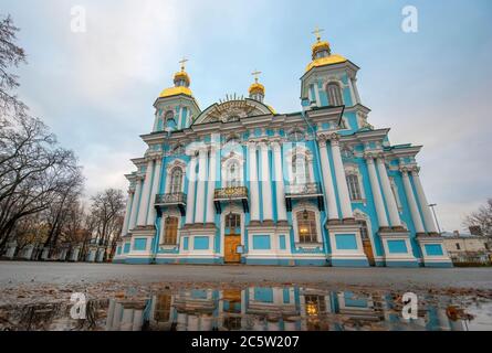 Die blau-weiße barocke Marinekathedrale des Hl. Nikolaus (Matrosenkathedrale) mit den goldenen Kuppeln befindet sich in der Glinki Straße, Sankt Petersburg, Russland. Stockfoto