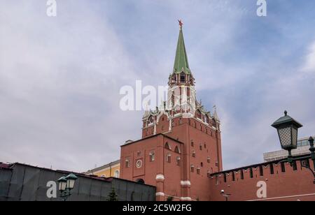 Spasskaya-Turm (Bashnya) oder Heiland-Turm des Kremls mit der Uhr auf dem Roten Platz in Moskau, Russland Stockfoto