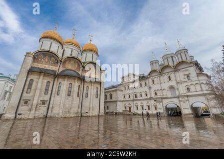 Annahme-Kathedrale und der Patriarch-Palast auf dem Cathedral Square des Moskauer Kreml, Moskau, Russland Stockfoto