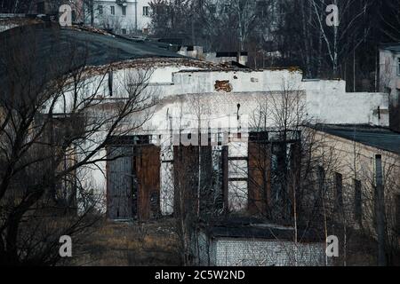 Blick auf die düsteren verlassenen Gebäude der alten Fabrik Stockfoto