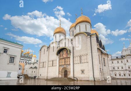 Annahme-Kathedrale und der Patriarchat-Palast mit der Kirche der zwölf Apostel auf dem Cathedral Square des Moskauer Kremls, Moskau, Russland Stockfoto