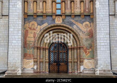 Die Eingangstür der Mariä-Himmelfahrt-Kathedrale auf dem Platz der Kathedrale des Moskauer Kremls, Moskau, Russland Stockfoto