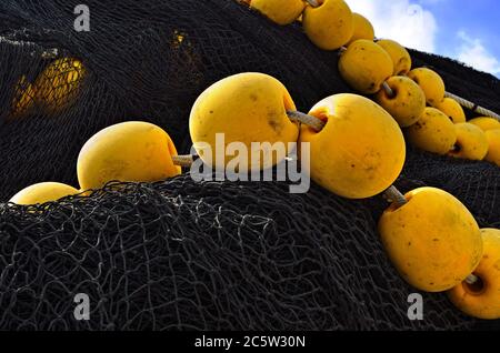 Schwarzes Fischernetz mit orangen Korken Stockfoto