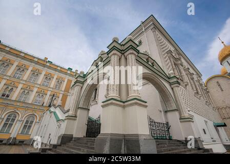 Die facettierte Kammer (Granovitaya Palata) auf dem Domplatz im Moskauer Kreml, Russland. Diente als offizieller Thronsaal für die russischen Monarchen. Stockfoto