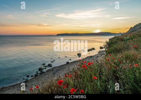 Die Sonne geht über dem Naturschutzgebiet Mönchgut und Groß Zicker Dorf von Klein Zicker auf Rügen Insel gesehen Stockfoto