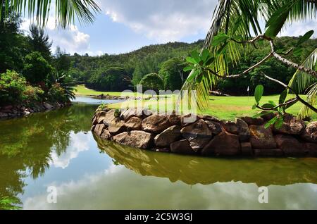 Golfplatz auf der tropischen Insel Praslin, Seychellen Stockfoto