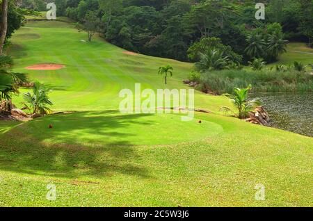 Golfplatz auf der tropischen Insel Praslin, Seychellen Stockfoto