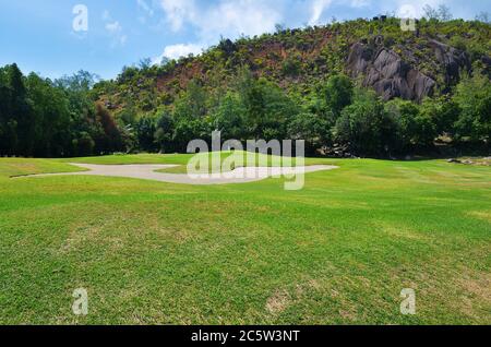 Golfplatz auf der tropischen Insel Praslin, Seychellen Stockfoto