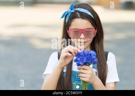 Er liebt mich, er liebt mich nicht. Kleines Mädchen lesen Blütenblätter. Valentinstag Feier. Tag für Damen. März. Kaufen Sie Blumen für Valentinstag. Valentinstag. Floristen liefern am Valentinstag. Stockfoto