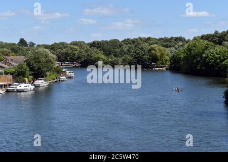 London, Großbritannien. Juli 2020. Sommersonne auf der Themse in Weybridge. Kredit: JOHNNY ARMSTEAD/Alamy Live Nachrichten Stockfoto