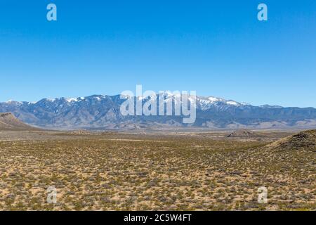 Blick auf die schneebedeckten Sierra Blanca Berge in New Mexico, von Three Rivers Petroglyph Erholungsgebiet Stockfoto