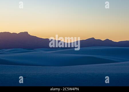 Ein idyllischer Blick bei Sonnenuntergang, in der White Sands Desert in New Mexico Stockfoto