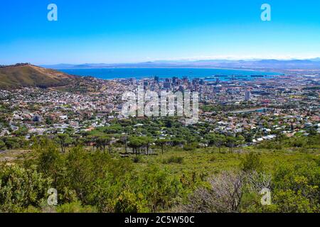 Stadtbild von Kapstadt aus der Vogelperspektive vom Tafelberg aus. Westkap, Südafrika. Stockfoto