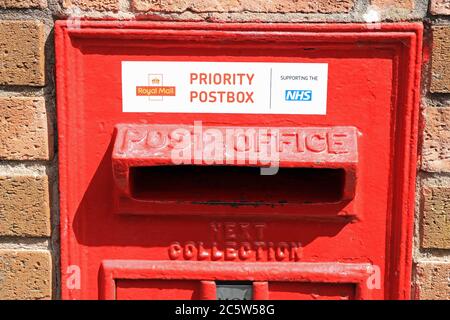 Royal Mail Priority Postbox für die Buchung von COVID-19-Tests Stockfoto