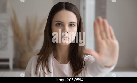 Kopf erschossen Porträt zuversichtlich junge Frau zeigt Stop-Geste Stockfoto