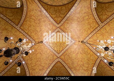 Moskau, Russland. Innenraum des Staatlichen Historischen Museums (Geschichtsmuseum) und eines Teils des Kremls auf dem Roten Platz in Moskau. Stockfoto