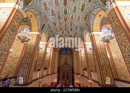 Moskau, Russland. Innenraum des Staatlichen Historischen Museums (Geschichtsmuseum) und eines Teils des Kremls auf dem Roten Platz in Moskau. Stockfoto