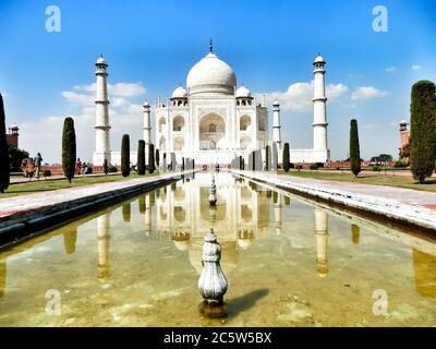 Taj Mahal, Agra, Uttar Pradesh, Nordindien. Eines der Neuen Sieben Weltwunder und eines der meistbesuchten UNESCO-Welterbestätten Indiens. Stockfoto