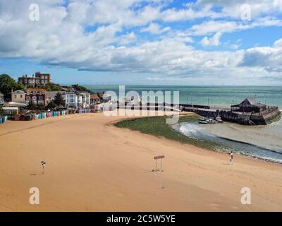 Broadstairs Viking Bay Beach am Super Sunday nach Corona-Virus Lockdown 7/2020 Stockfoto