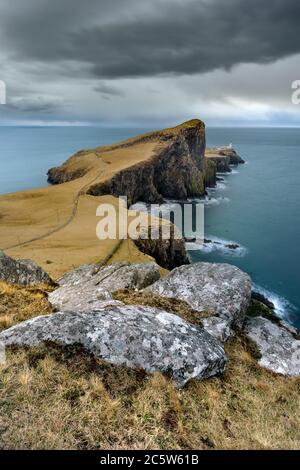 Dunkle und launische Wolken über Neist Point auf der Isle of Skye in den schottischen Highlands. Stockfoto