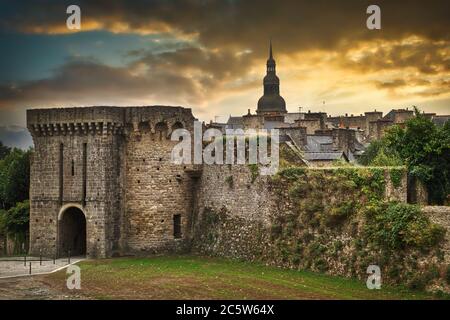 Porte de Saint Malo, Dinan, Bretagne, Frankreich. Das große Erbe von Dinan wird durch die Mauern gegeben, die das Dorf umgeben. Sie sind gut erhalten. Stockfoto