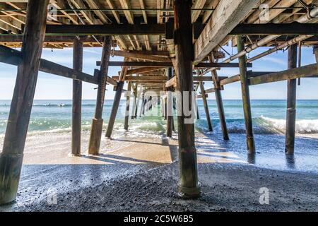 Blick auf das Meer von unterhalb des Piers, in San Clemente, Kalifornien Stockfoto