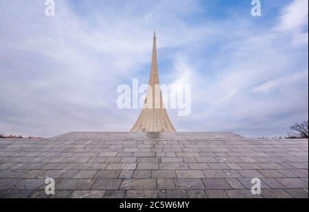 MOSKAU, Russland. Denkmal für die Eroberer des Weltraums neben dem Museum für Kosmonauten und VDNH in Moskau Stockfoto