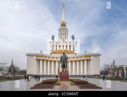 MOSKAU, RUSSLAND. Zentraler Pavillon auf der Ausstellung der Errungenschaften der Volkswirtschaft. VDNH ist eine große Messe und Vergnügungspark Stockfoto