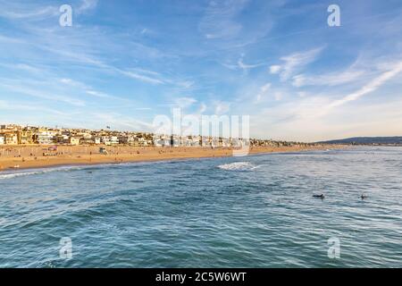 Ein Blick auf Manhattan Beach an der kalifornischen Küste, an einem sonnigen Tag Stockfoto