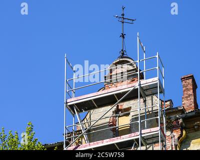 Vorbereitung des Giebels eines alten historischen Hauses für die Restaurierung Stockfoto