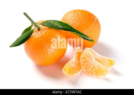 Reife orange Mandarine, Mandarine, Clementine mit grünen Blättern isoliert auf weißem Hintergrund Stockfoto