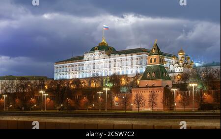 Der große Kremlpalast in Moskau, Russland in der Nacht. Stockfoto